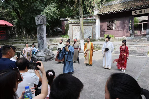 湖北襄陽:中醫藥文化服務月活動走進景區
