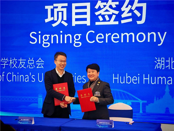 坐空轨 看勾践剑 观人形机器人 泰国学子“知音”之旅大饱眼福