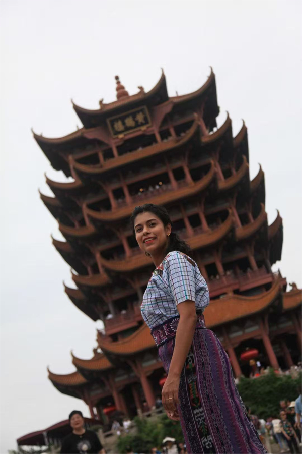 网红外教塞莉娅:保成路夜市的繁华最令粉丝着迷