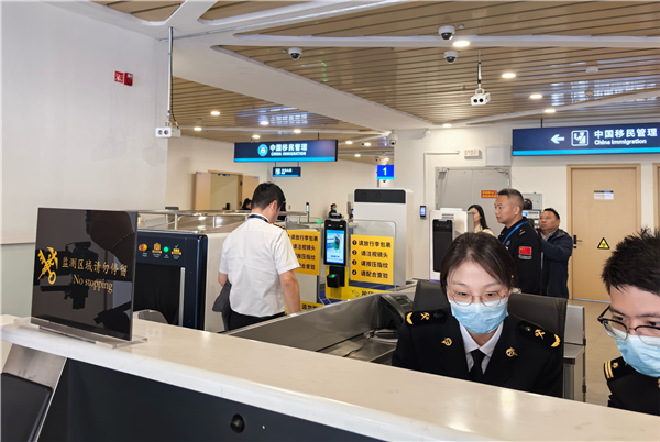 鄂州花湖国际机场在全国率先实现海关、边检、安检“三检合一”