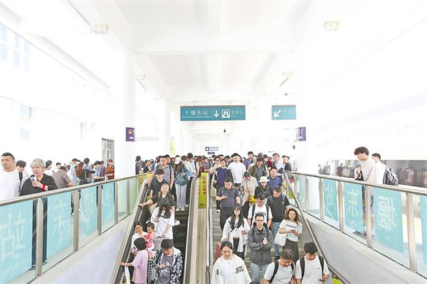 一小时跨秦岭周末畅游仙山碧水 西十高铁开通后到达十堰客流增长超四成