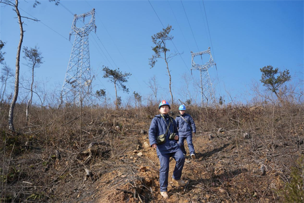 湖北孝感:京广高铁供电专线的“守护者”