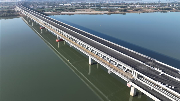 昌九高铁迎新进展 南昌扬子洲赣江公铁大桥箱梁架设全部完成