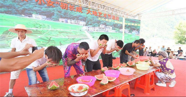 徒手抓鴨、啃瓜大賽、看擺手舞 宣恩麻陽寨土家嘉年華火熱啟幕