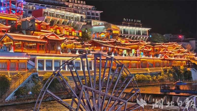 夜游宣恩灯火璀璨 喜迎湖北省民族运动会