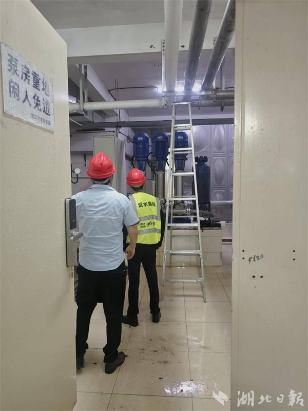 国庆连夜抢修保供水 武昌“水卫士”守护新城阅璟台小区