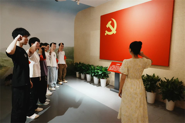 武汉工程大学光能数理学院开展“寻脉长征 薪火相传”红色研学活动