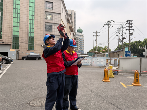 精檢線纜除隱患 武漢電力部門持續保電護國慶