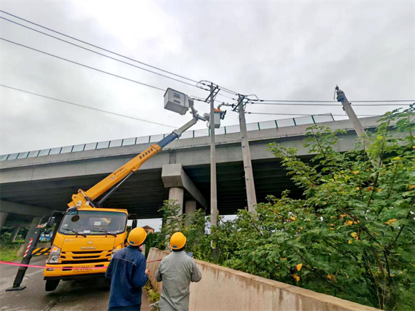 從“人工登高”到“地面操控”:鄂州供電帶電作業邁入“人機共融”時代