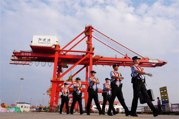 湖北口岸年出入境人员总量何以提前64天突破150万人次大关?三个镜头带你看! null