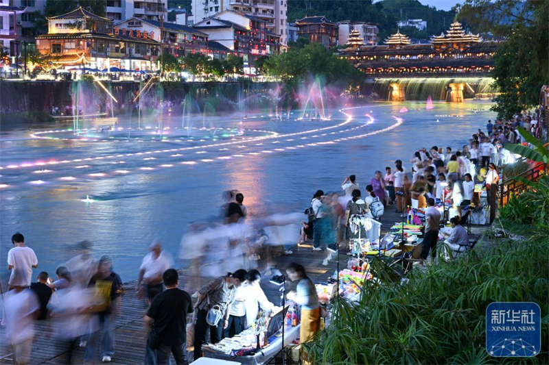 湖北宣恩:河畔夜生輝
