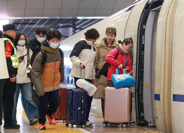 武汉铁路警方全力维护春节假期返程高峰安全