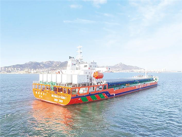 全球首艘万吨级近海新能源散货船首航 由武汉理工大学研发设计
