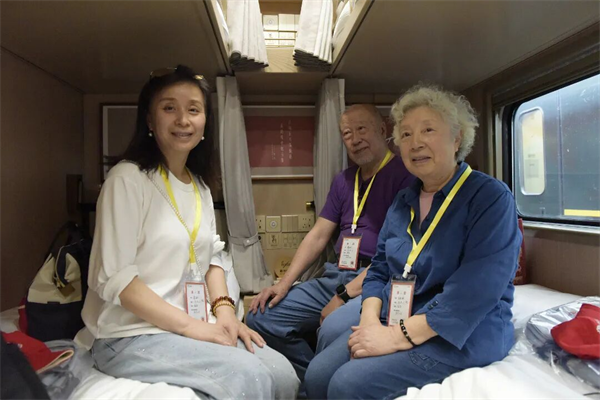 武汉开出“史上最贵”旅游列车 绿皮车变身豪华包间