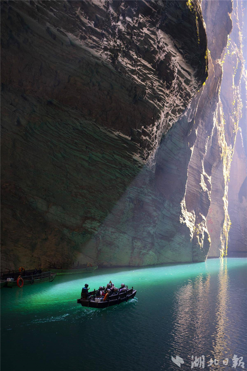 湖北鹤峰:“舟浮空中”初冬旅游热