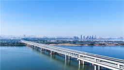 昌九高铁迎新进展 南昌扬子洲赣江公铁大桥箱梁架设全部完成