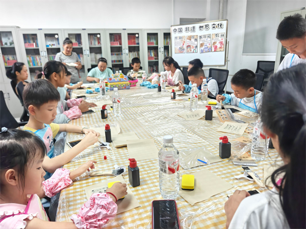 湖北武汉:火官社区暑期“非遗课”让孩子们玩嗨了