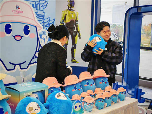 坐空轨 看勾践剑 观人形机器人 泰国学子“知音”之旅大饱眼福