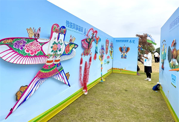 武汉黄陂木兰草原开赛!国际风筝盛会演绎空中芭蕾