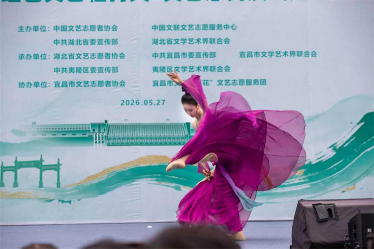 三峡移民新村迎来文艺名家 雨中演出暖人心