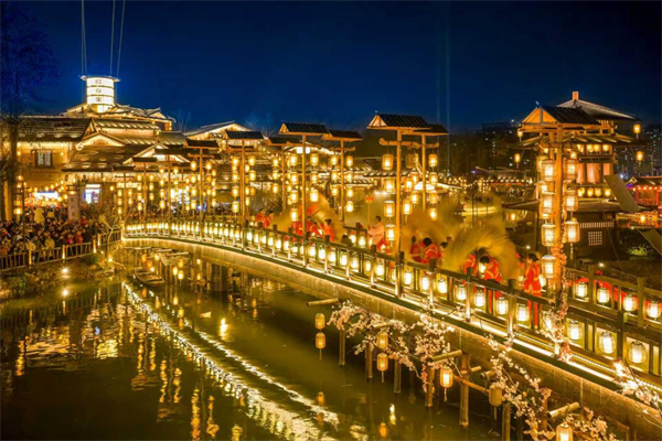 武汉江夏:“空心村”变身“不夜城”