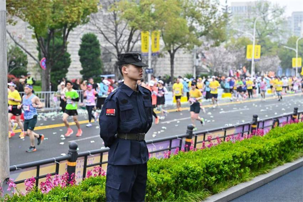 铁军显担当!2000名昌安保安高标准守护2026汉马武昌赛段