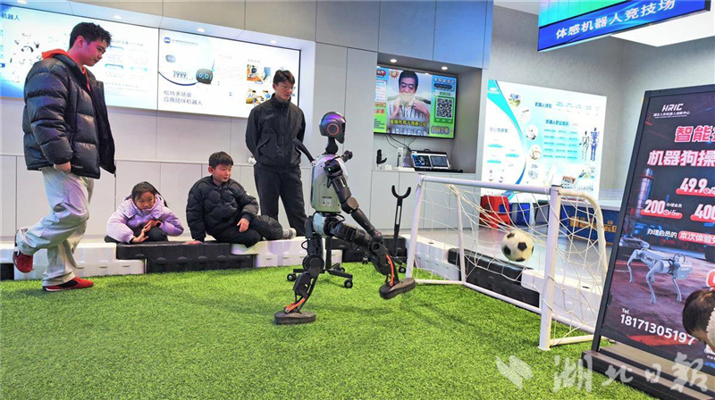 机器人7S店成为光谷热门打卡地