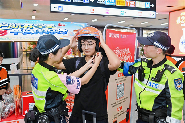 湖北武汉:护航开学季 “三站一场”迎新活动别开生面