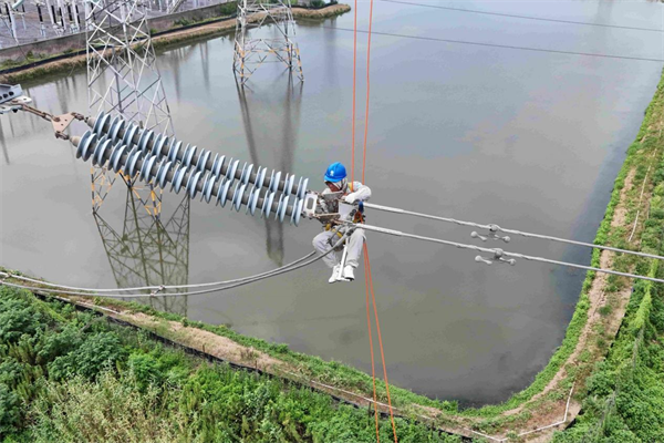 每一度的酷夏守護:孝感電網高空“小飛人”完成近年首次等電位消缺