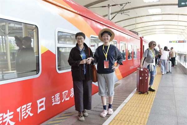 武汉开出“史上最贵”旅游列车 绿皮车变身豪华包间