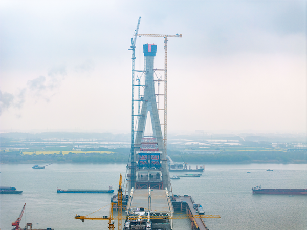 池州长江公铁大桥北主塔顺利封顶