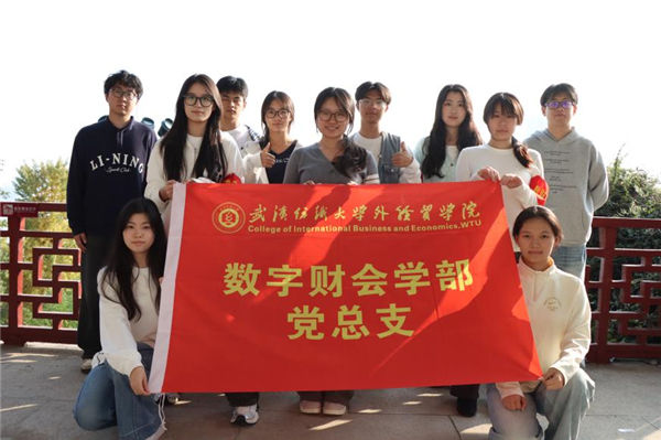 落叶为媒陪伴成诗 武汉纺织大学外经贸学院举办“拾秋趣创,亲子共乐”主题活动 null