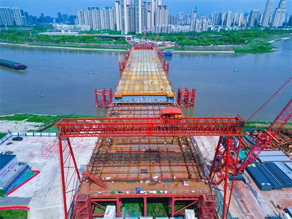 武汉市江汉十桥钢箱梁顶推过半
