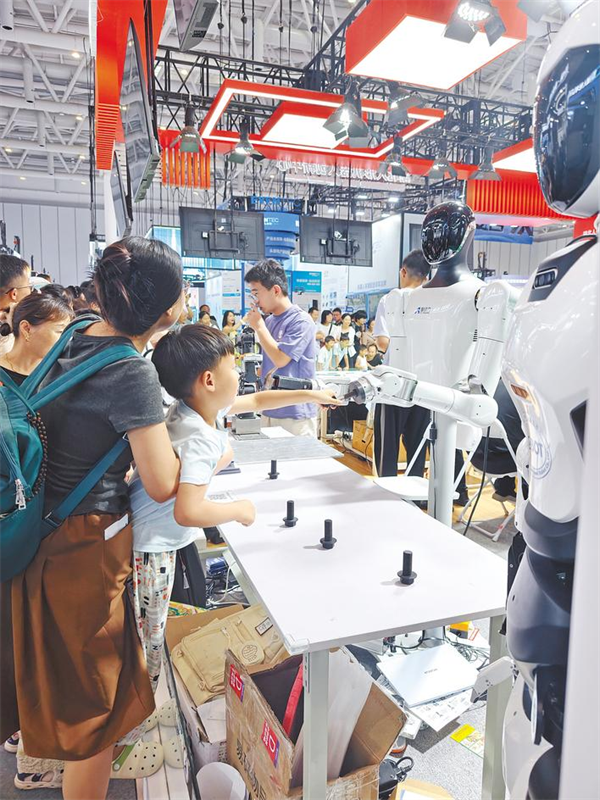 世界機器人大會上秀功夫 武漢智動力量産機器人“四肢和小腦”
