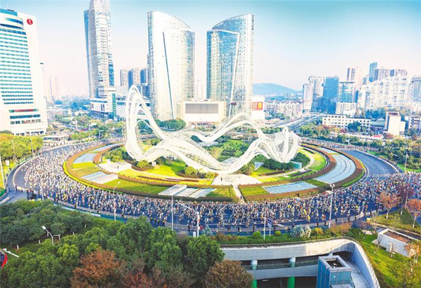 光谷马拉松赛博感爆棚 人形机器人颁奖 激光刻专属奖牌 null