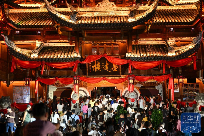 湖北宣恩:河畔夜生輝