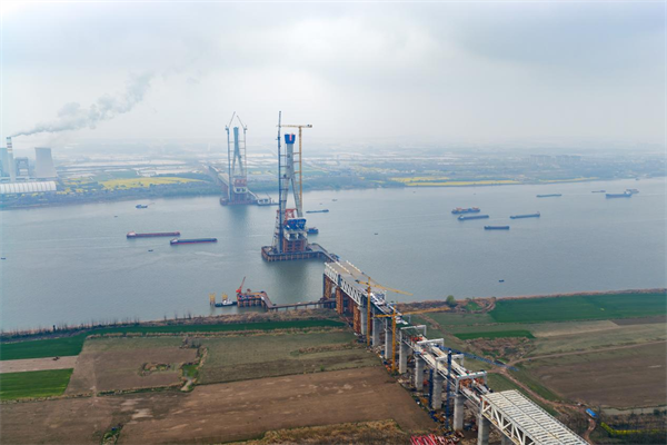 池州长江公铁大桥北主塔顺利封顶