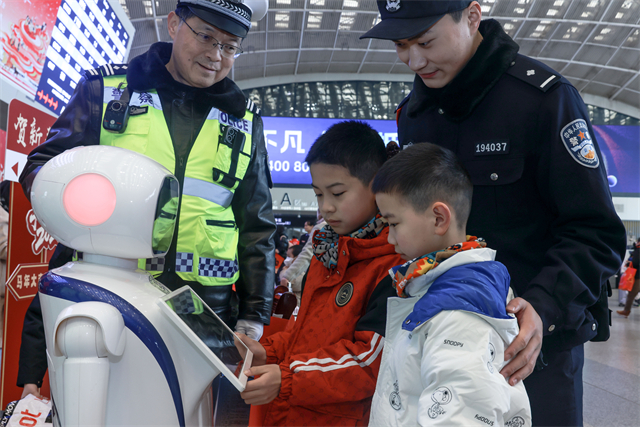 2026年全国春运启幕 武铁温暖守护归途