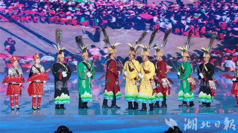 目瑙纵歌燃动贡水河畔 民族大联欢点亮浪漫宣恩