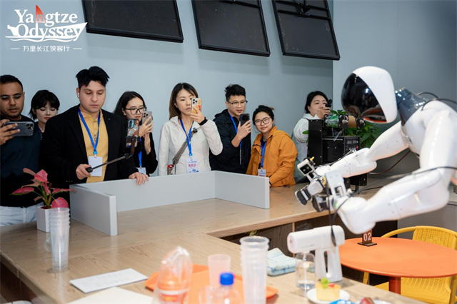“万里长江侠客行”走进武汉光谷 外国博主探访中国“智造”新成果 null