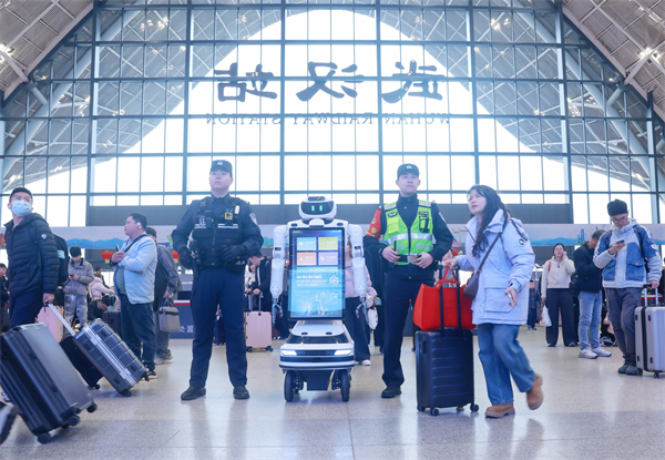 武汉铁路警方全力维护春节假期返程高峰安全