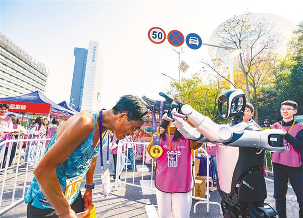 光谷马拉松赛博感爆棚 人形机器人颁奖 激光刻专属奖牌 null