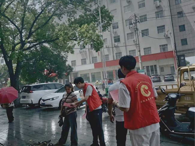 鄂东梅雨季,普法“伞”下见温情