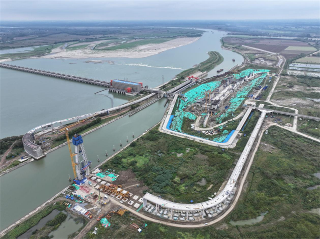 湖北潛江興隆樞紐二線船閘斜拉橋主塔封頂