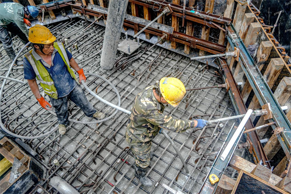 杭州湾跨海铁路大桥南航道桥双塔封顶