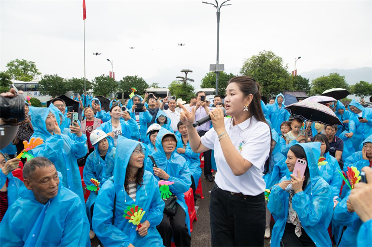 三峡移民新村迎来文艺名家 雨中演出暖人心