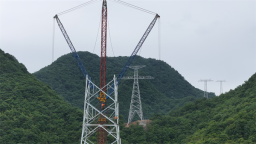 205吨 22米大高差 鄂电铁军秦岭深处立高塔