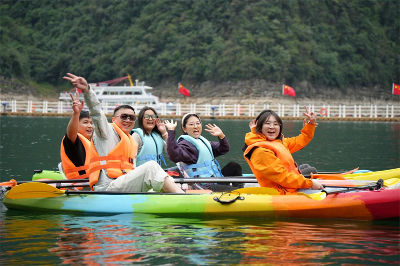 百里畫廊綻新顏 雙節同慶中國紅
