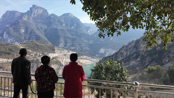 清江隔河岩库区宜昌长阳境内首座跨江大桥通车试运行