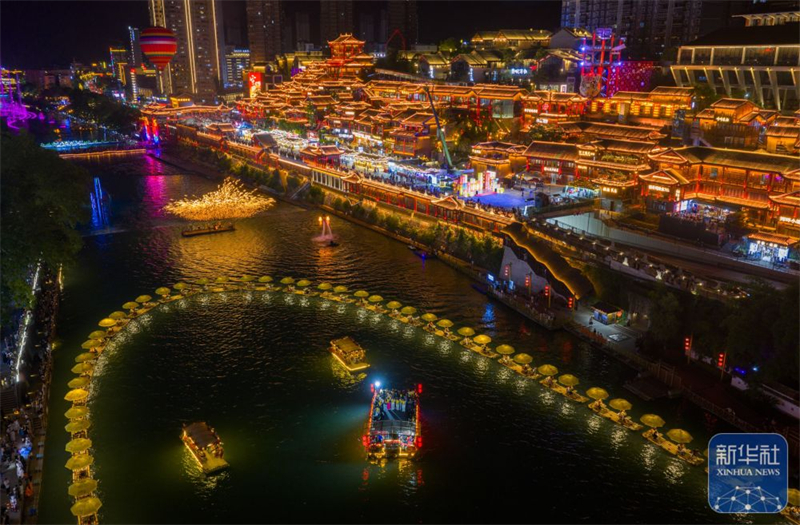 湖北宣恩:河畔夜生輝